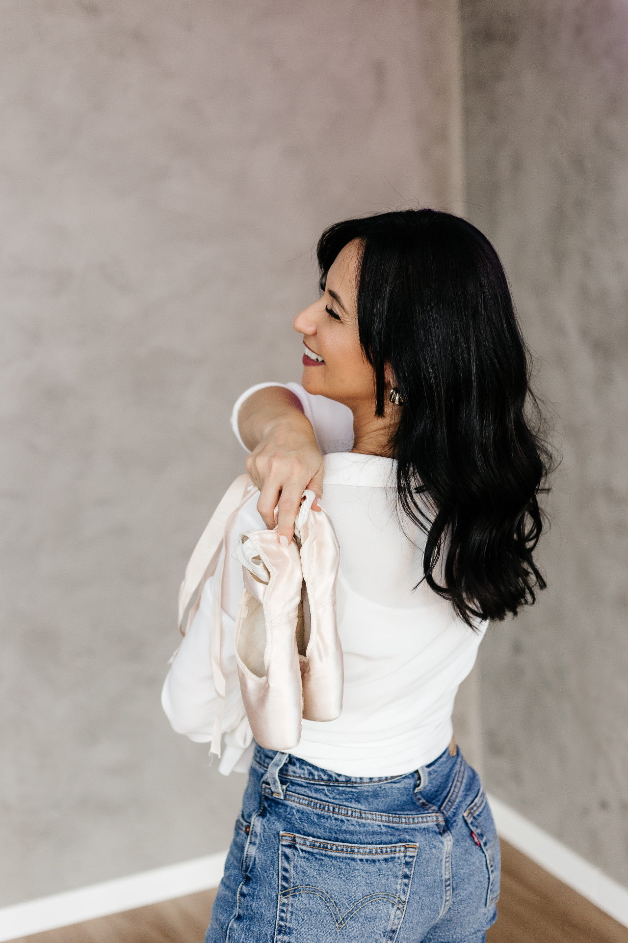 Lilian Sanada com sapatilhas de ballet