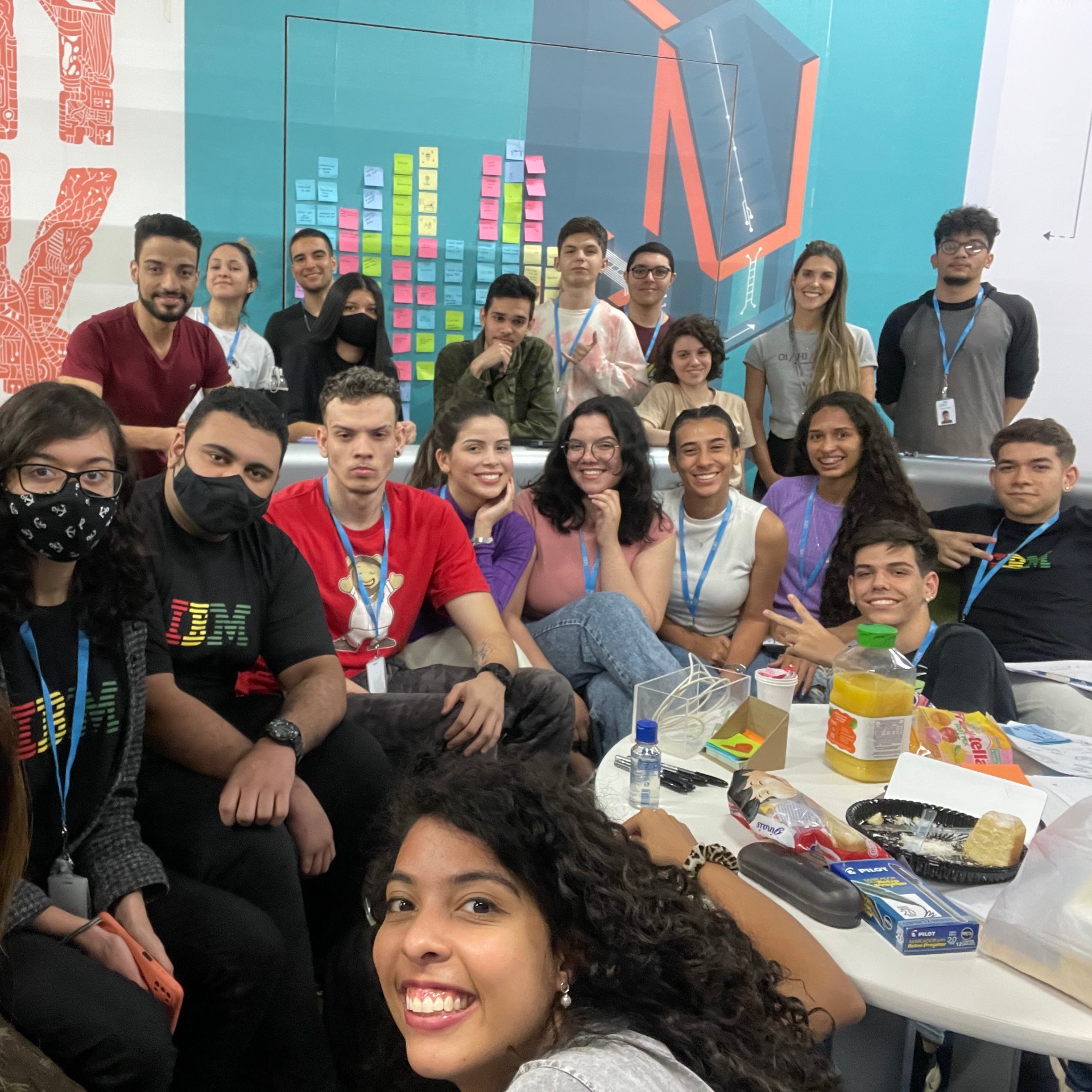 Turma de jovens em programa de desenvolvimento de carreira