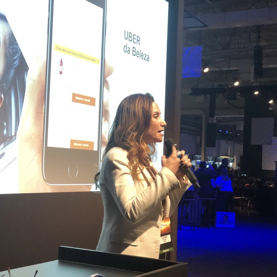 Palco com slide Innovation = Creativity x Execution