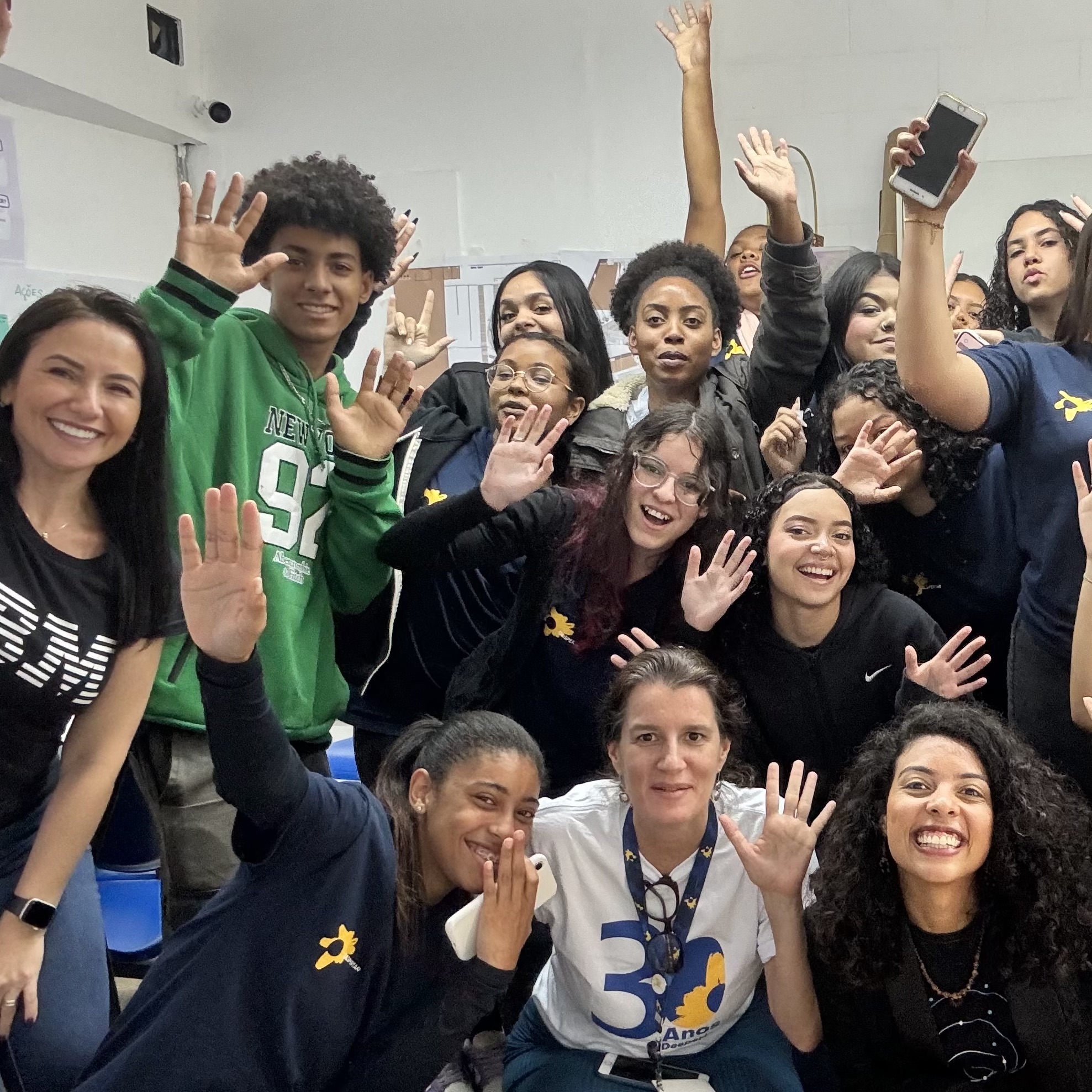 Grupo de jovens celebrando ao final de uma sessão
