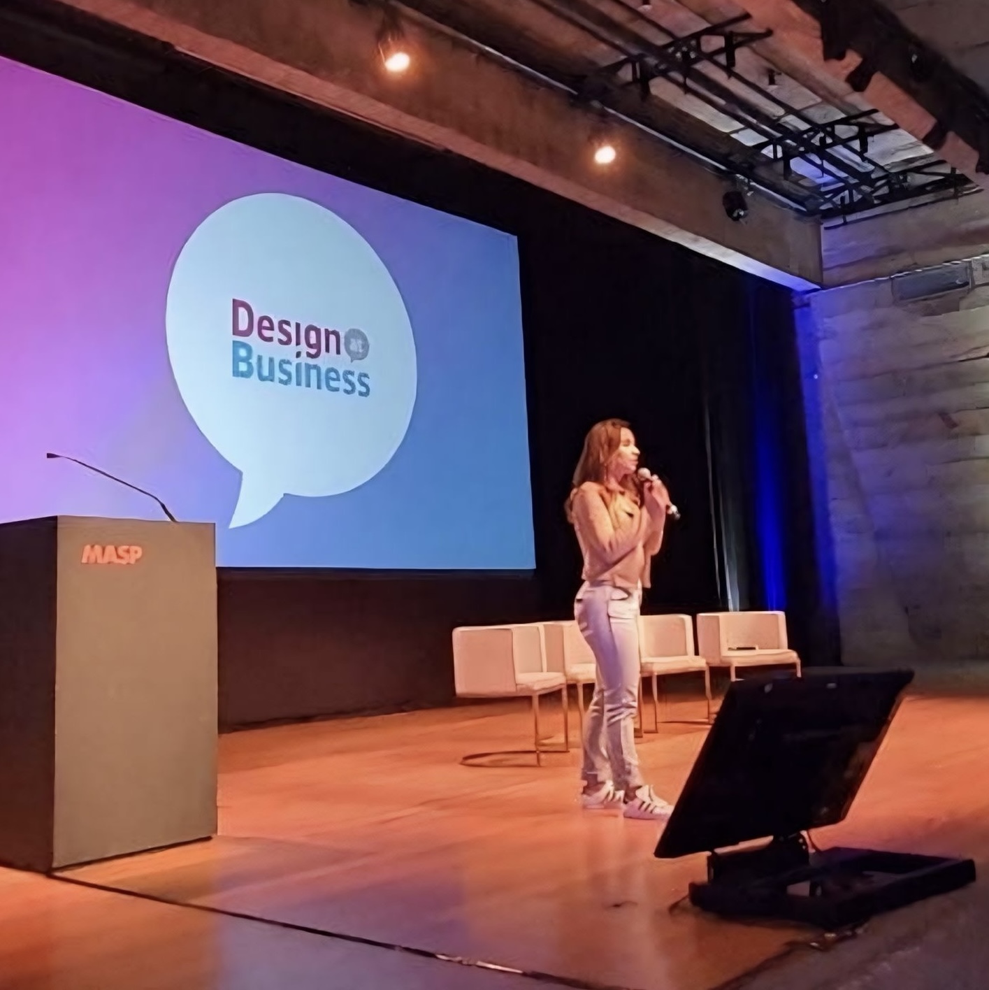 Lilian Sanada palestrando no palco do MASP no Design at Business