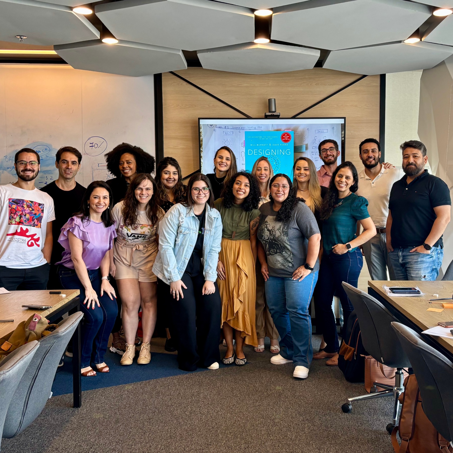 Turma reunida ao final de um programa de Designing Your Life