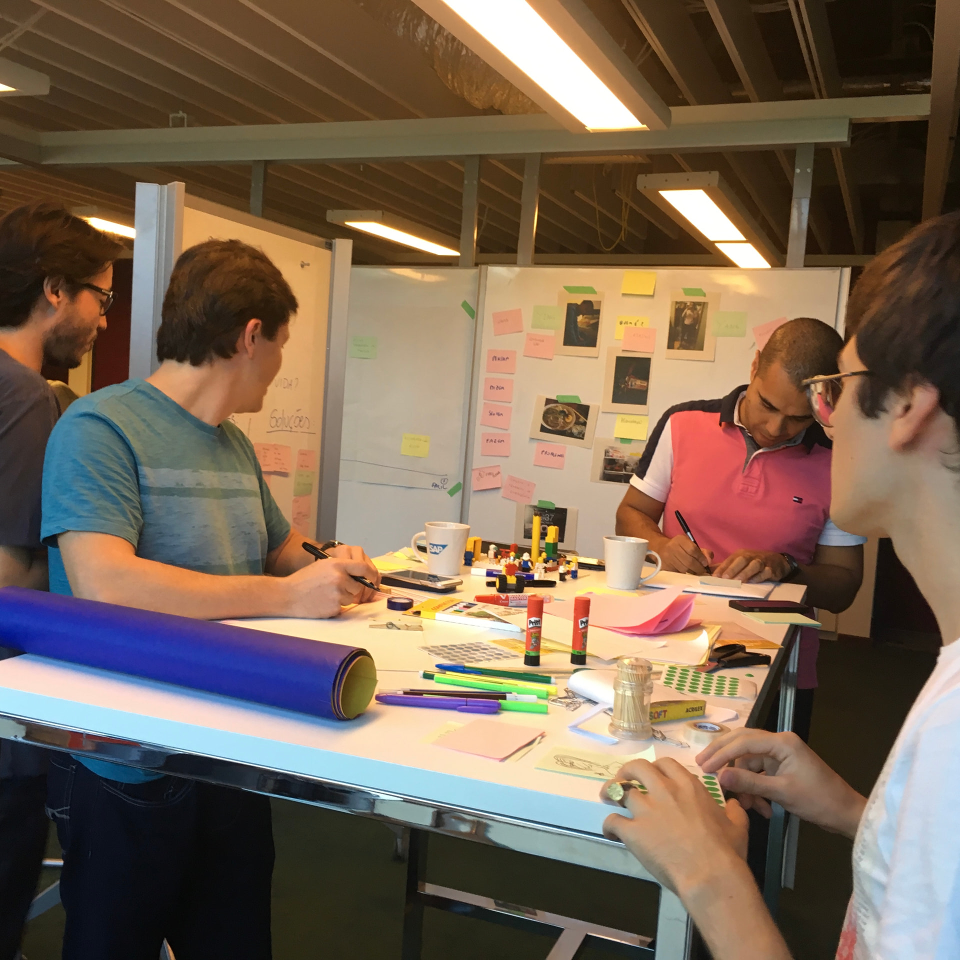 Workshop de inovação com o time em volta da mesa de trabalho