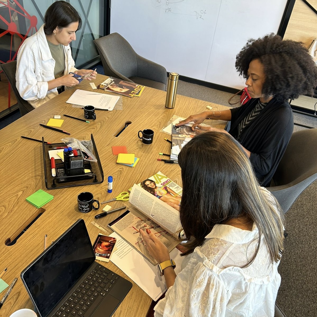 Workshop de design de carreira com participantes recortando revistas